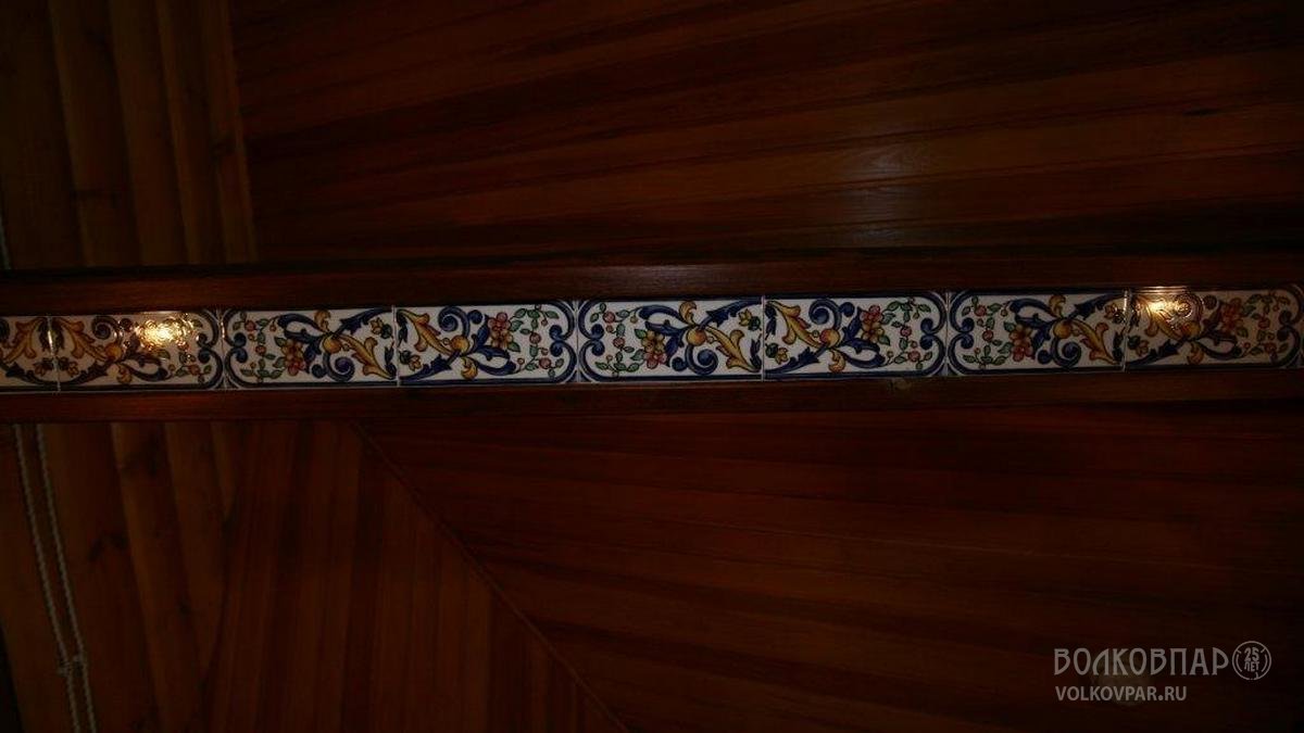 В отделке бани используется оригинальное сочетание дерева и керамической плитки с орнаментальным узором