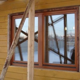 В деревянном доме устанавливаем деревянные окна на джутовое полотно