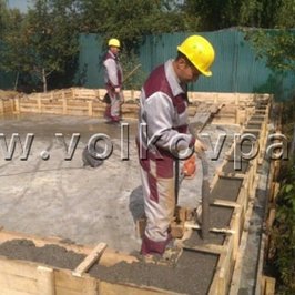 Процесс укладки бетона в опалубку