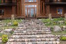 «Барская» лестница набрана из природного необработанного камня.  При создании сложного рельефа ландшафта использовано 600 тонн природного камня