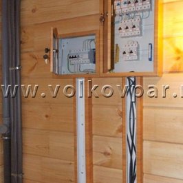 Установлены электрические щиты и выполнена разводка электрики по помещениям банного дома