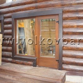 Установлена деревянная входная дверь с большим остеклением
